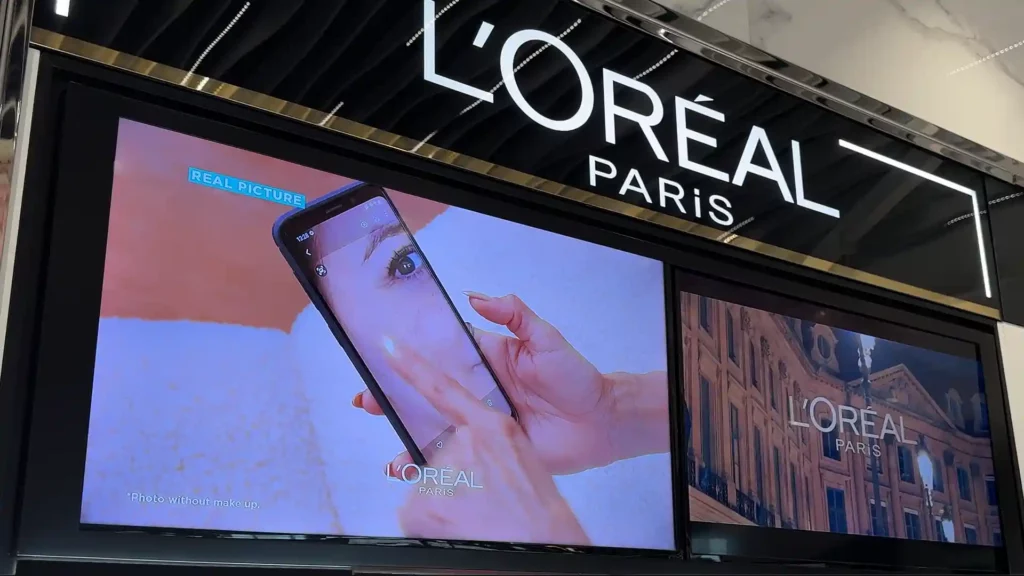 L'oreal Dual Screens Synchronized Powered by Navori L'oreal Dual Screens Synchronized Powered by Navori